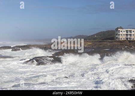 Riesige Wellen stürzen bei einer Ebbe in Yachats, Oregon, in der Nähe der Overleaf Lodge auf dem 804 Trail gegen die Felsen. Stockfoto