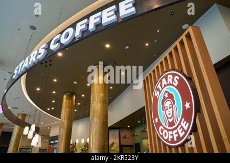 SANKT PETERSBURG, RUSSLAND - CA. SEPTEMBER 2022: Stars Coffee Schild wie in der Galeria Shopping Mall zu sehen. Stars Coffee ersetzte Starbucks in Russland. Stockfoto