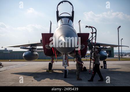 67. Flugzeuginstandhaltungseinheiten bereiten sich auf die Durchführung von Wartungsarbeiten nach dem Flug in den USA vor Air Force F-15 Eagle wurde der 67.. Kampfgeschwader, Kadena Air Base, Japan, im Rahmen des Umsiedlungsprogramms für Flugübungen am Japan Air Self-Defense Force Tsuiki Air Base, Fukuoka, Japan, zugewiesen, 8. November 2022. Die Mitglieder des ATR stammen aus verschiedenen Einheiten des 18.-Flügels und erhalten die Möglichkeit, in einem gemeinsamen Umfeld neben dem 8.-Flügel des JASDF eingesetzte Einsätze zu üben. Stockfoto