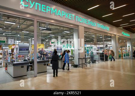 SANKT PETERSBURG, RUSSLAND - CIRCA SEPTEMBER 2022: Eingang zu Perekrestok, Russlands größter Supermarktkette, verwaltet von der X5 Retail Group Stockfoto