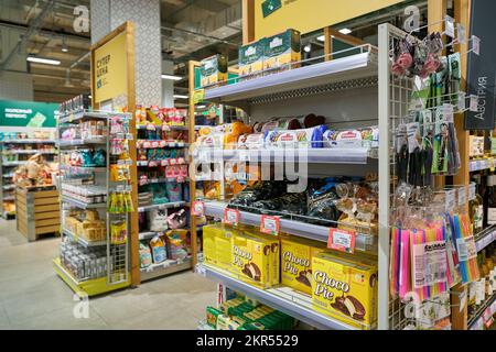 SANKT PETERSBURG, RUSSLAND - CIRCA SEPTEMBER 2022: Innenaufnahme von Perekrestok, Russlands größter Supermarktkette, geleitet von der X5 Retail Group Stockfoto