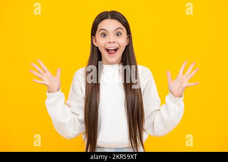 Aufgeregtes Gesicht. Porträt eines emotional positiven Mädchens, das in Erstaunen oder Erstaunen schreit, überrascht von Überraschung. Ich Bin Erstaunt Stockfoto