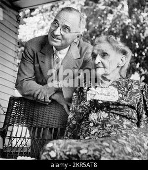 Truman besucht seine Mutter in Grandview, Missouri, nachdem er am 1944. Juli zum Kandidaten der Demokraten für das Amt des Vizepräsidenten ernannt wurde. Stockfoto