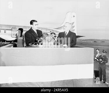 US-Präsident Harry S Truman und Shah von Iran Mohammad Reza Pahlavi, die auf dem Washington National Airport während der Begrüßungszeremonien in den USA sprechen Stockfoto