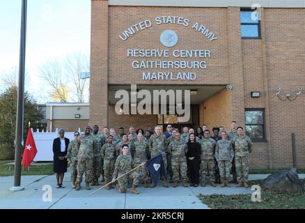 Brigg. Gen. Gerald R. Krimbill, Befehlshaber des Rechtskommandos der US-Armee-Reserve, posiert für ein Foto mit den Soldaten und Zivilisten, die dem USARLC zugeteilt wurden, im Major General Benjamin L. Hunton United States Army Reserve Center, 8. November 2022, Gaithersburg, Md Stockfoto