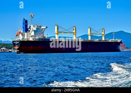 Ein Schiff, das zum Meer fährt, hat im Hafen von Nanaimo auf Vancouver Island festgemacht, während es darauf wartete, beladen zu werden. Stockfoto