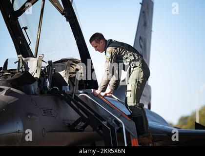 USA Air Force Staff Sgt. Joseph Pick, ein Flugkamerafachmann, der dem 1.. Combat Camera Squadron (CTCS), stationiert auf der Joint Base Charleston, S.C., zugeteilt wurde, betritt eine F-16D Fighting Falcon, während er für ein Rekrutierungsvideo auf der Shaw Air Force Base, S.C., 8. November 2022 aufgenommen wurde. Die 1. CTCS sammelten Bilder, um ein Rekrutierungs-Video zu erstellen, in dem ihre Mission als Hauptlieferanten operativer Bilder zur Unterstützung der Überlegenheit von Informationen auf dem Schlachtfeld dargestellt wird. Stockfoto