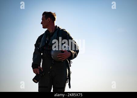 USA Air Force Staff Sgt. Joseph Pick, ein Flugkamerafachmann, der der 1.. Kampfkamerastraße (CTCS) zugeteilt wurde, stationiert auf der Joint Base Charleston, S.C., tritt auf eine F-16D Fighting Falcon während eines Produktionsfilms eines Rekrutierungsvideos auf der Shaw Air Force Base, S.C., 8. November 2022. Die 1. CTCS stellen dem Verteidigungsministerium strategische Bild- und Videofunktionen zur Verfügung und haben das Rekrutierungs-Video erstellt, um Airmen aus dem öffentlichen Bereich dazu zu inspirieren, sich für den Sondereinsatz anzumelden. Stockfoto