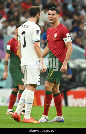 Doha, Katar. 28.. November 2022. Diogo Dalot aus Portugal und Diego Godín aus Uruguay während des Spiels Portugal gegen Uruguay bei der FIFA Weltmeisterschaft Katar 2022 Al Lusail Stadium in Doha, Katar am 28. November 2022. Foto: Laurent Zabulon/ABACAPRESS.COMABACAPRESS.COM Kredit: Abaca Press/Alamy Live News Stockfoto