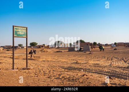 Ranautar, ein abgelegenes Wüstendorf in der Wüste. Entfernter Horizont, heißer Sommer mit wolkenlosem blauem Hintergrund, Thar Desert, Rajasthan, Indien Stockfoto