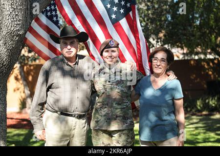 Cristina Gomez vom Assistenzkommando der US-Armee posiert für ein Foto mit ihrem Onkel Ezequiel Peña und ihrer Großmutter Maria de Jesus Peña in Tucson, Az. November 2022. Cristina und ihre Familie haben eine stolze Geschichte des Dienstes im mexikanischen und US-Militär. PeopleFirst, SFAB, SFAC, Stockfoto