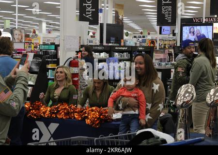 Zu Ehren des Veterans Day besuchten die Fußballmannschaft der Broncos und Cheerleader Familien und Soldaten im Ft. Carson Exchange. Fans konnten sich mit den Spielern treffen, Erinnerungsstücke unterschreiben lassen und mit dem Bronco-Cheerteam posieren. Dies war ein großartiges Ereignis, das von der USAA und den Broncos als Salute to Service für alle unsere Militärangehörigen auf Ft. Carson, CO. (US Army/Captain Brian Sutherland) Stockfoto