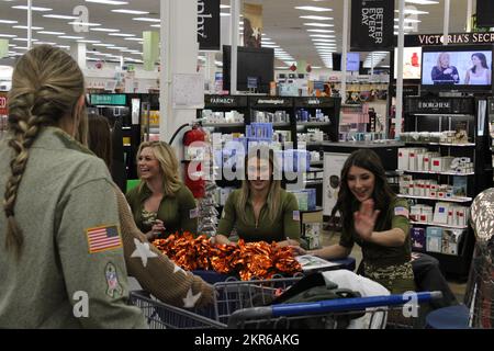 Zu Ehren des Veterans Day besuchten die Fußballmannschaft der Broncos und Cheerleader Familien und Soldaten im Ft. Carson Exchange. Fans konnten sich mit den Spielern treffen, Erinnerungsstücke unterschreiben lassen und mit dem Bronco-Cheerteam posieren. Dies war ein großartiges Ereignis, das von der USAA und den Broncos als Salute to Service für alle unsere Militärangehörigen auf Ft. Carson, CO. (US Army/Captain Brian Sutherland) Stockfoto