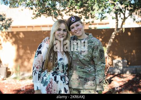Cristina Gomez vom Assistenzkommando der Sicherheitskräfte posiert für ein Foto mit ihrer Mutter Tannya Medina in Tucson, Az. November 2022. Cristina und ihre Familie haben eine stolze Geschichte des Dienstes im mexikanischen und US-Militär. PeopleFirst, SFAB, SFAC, Stockfoto