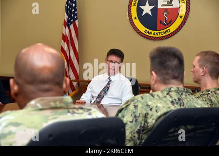 JOINT BASE SAN ANTONO-FORT SAM HOUSTON - (8. November 2022) - Dr. Sean Biggerstaff, stellvertretender Direktor, Forschung & Technik, Defense Health Agency (DHA), Und Team, besucht mit der Führung und dem Personal der Naval Medical Research Unit (NAMRU) San Antonio im Tri-Service Research Laboratory, um medizinische Forschung und Entwicklung Übergang zu DHA zu diskutieren. Während des Besuchs stellte die NAMRU San Antonio ihre Kernkompetenzen im Bereich Directed Energy und Combat Casualty Care vor. NAMRU San Antonios Mission ist es, eine lückengesteuerte, kraniofaziale und gezielte Versorgung von Opfern durchzuführen Stockfoto