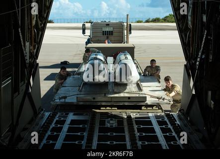 Luftwaffenstützpunkt Andersen, Guam, 36.. Munitionsstaffel, trainieren zusammen mit dem 1.. Sondereinsatzkommando, Luftwaffenstützpunkt Kadena, Japan, am 8. November 2022 im Luftwaffenstützpunkt Andersen. Dieses Training soll die Integration mit konventionellen Truppen verbessern und die Fähigkeiten von einsatzbereiten und postulierten Truppen im Pazifiktheater demonstrieren. Stockfoto