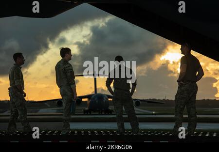 Luftwaffenstützpunkt Andersen, Guam, 36.. Munitionsstaffel, trainieren zusammen mit dem 1.. Sondereinsatzkommando, Luftwaffenstützpunkt Kadena, Japan, am 8. November 2022 im Luftwaffenstützpunkt Andersen. Dieses Training soll die Integration mit konventionellen Truppen verbessern und die Fähigkeiten von einsatzbereiten und postulierten Truppen im Pazifiktheater demonstrieren. Stockfoto