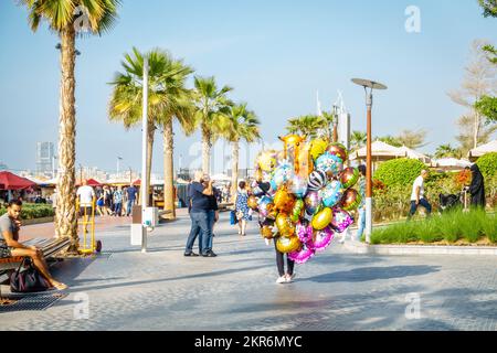 Dubai, Vereinigte Arabische Emirate, 23. Februar 2018: Ein Partyballonverkäufer auf dem Jumeirah Beach Residence (JBR) Walk - ein vielseitiges Ziel für Essen, Shopping und Unterhaltung Stockfoto