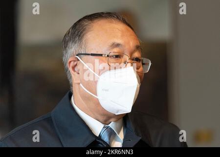 New York, New York, USA. 28.. November 2022. Zhang Jun, Ständiger Vertreter Chinas bei der UNO, spricht vor der Presse im UN-Hauptquartier. Ihm wurden Fragen im Zusammenhang mit den jüngsten Unruhen in China nach einer Null-Toleranz-Politik gegenüber COVID gestellt, und er wiederholte die offizielle chinesische Führungsrhetorik. Nach Fragen zum Tod von 10 Menschen im Feuer, die auf Verspätung des Notfallpersonals aufgrund von Einschränkungen zurückgeführt wurden, wurde der Botschafter verärgert und verärgert. (Kreditbild: © Lev Radin/Pacific Press via ZUMA Press Wire) Stockfoto