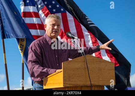 SAN DIEGO (09. November 2022) - pensionierter Oberstleutnant der Marine und ehemaliger Oberbefehlshaber der Arleigh-Burke-Klasse-Raketenzerstörerin USS Preble (DDG 88) Rick West, äußert sich während einer Zeremonie anlässlich des 20.. Jahrestages des Schiffes. Stockfoto