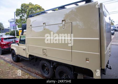 Stark modifiziert und der Rover Defender verwandelte sich in einen sechsrädrigen Lastkraftwagen mit 6 ccm, Mona Vale, Sydney, NSW, Australien Stockfoto
