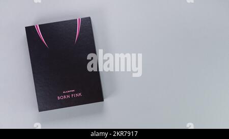 BlackPink BORN PINK 2. Album Box auf grauem Hintergrund. Rosa Musik-CD. Südkoreanische Mädchengruppe BlackPink. Platz für Text. Gatineau, QC Canada - Nove Stockfoto