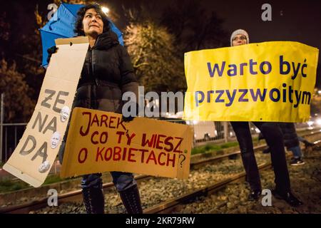 Demonstranten halten während der Demonstration vor Kaczynskis Haus in Warschau Plakate, auf denen ihre Meinung zum Ausdruck gebracht wird. Zum 104.. Jahrestag der Erlangung des Wahlrechts für Frauen in Polen, Hunderte Polen protestierten in Warschau gegen das, was sie als Missachtung der Frauen und als Aushöhlung ihrer Rechte unter der konservativen Regierungspartei Law and Justice (PiS) vor dem Haus des Parteiführers Jaroslaw Kaczynski empfinden. Die Demonstranten sind gegen ein fast vollständiges Abtreibungsverbot, das die Partei vor zwei Jahren durchgesetzt hat. Sie sind verärgert, nachdem Kaczynski bei einer öffentlichen Versammlung vor kurzem die niedrige Geburtenrate des Landes auf diese Weise beschuldigt hat Stockfoto