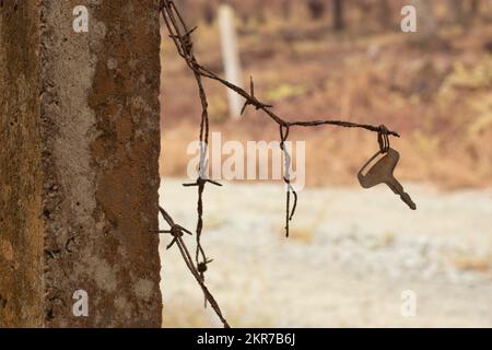 Infrarotbild des alten Stahlschlüssels auf der rostigen Bardendrähte. Stockfoto