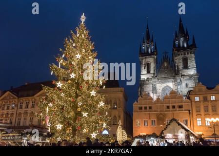 Prag, Tschechische Republik. 28.. November 2022. Beleuchteter Weihnachtsbaum, wie er auf dem traditionellen Weihnachtsmarkt am Altstädter Ring in Prag zu sehen ist. (Foto: Tomas Tkacik/SOPA Images/Sipa USA) Guthaben: SIPA USA/Alamy Live News Stockfoto