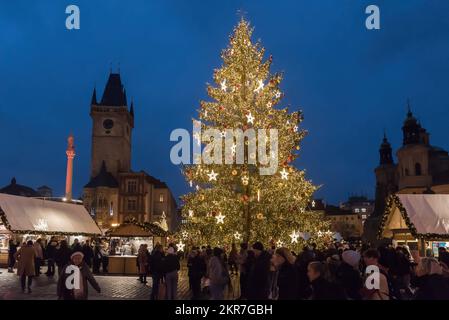 Prag, Tschechische Republik. 28.. November 2022. Beleuchteter Weihnachtsbaum, wie er auf dem traditionellen Weihnachtsmarkt am Altstädter Ring in Prag zu sehen ist. (Foto: Tomas Tkacik/SOPA Images/Sipa USA) Guthaben: SIPA USA/Alamy Live News Stockfoto