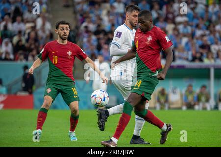 Al Daayen, Katar. 29.. November 2022. William von Portugal und Bernardo Silva von Portugal beim FIFA-Weltmeisterschaftsspiel Katar 2022 Gruppe H zwischen Portugal und Uruguay am 28. November 2022 im Lusail Stadium in Al-Daayen, Katar (Foto: Andrew Surma/Credit: SIPA USA/Alamy Live News) Stockfoto