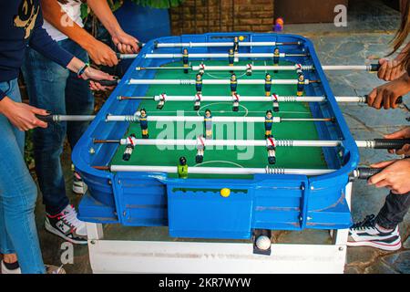 Metegol, futbolín, Futbolito. Tischfußballspiel mit River Plate und Boca Juniors Spielern. Buenos Aires, Argentinien. Stockfoto