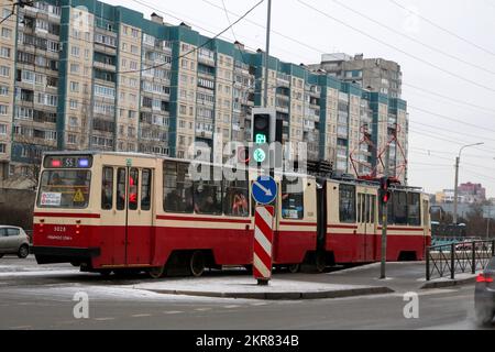 Sankt Petersburg, Russland. 28.. November 2022. Passagiere nutzen eine Straßenbahn, um die Tester Avenue in der Nähe der U-Bahn-Station Pionerskaya und Komendantsky Prospekt in St. Petersburg. (Foto: Maksim Konstantinov/SOPA Images/Sipa USA) Guthaben: SIPA USA/Alamy Live News Stockfoto