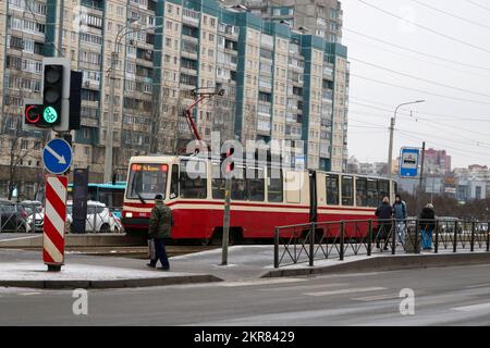 Sankt Petersburg, Russland. 28.. November 2022. Passagiere nutzen eine Straßenbahn, um die Tester Avenue in der Nähe der U-Bahn-Station Pionerskaya und Komendantsky Prospekt in St. Petersburg. (Foto: Maksim Konstantinov/SOPA Images/Sipa USA) Guthaben: SIPA USA/Alamy Live News Stockfoto