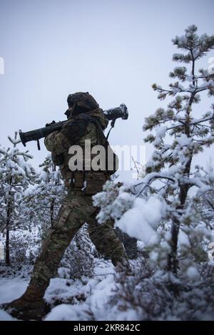 EIN US-AMERIKANISCHER Soldat mit 6.. Geschwader, 9.. Kavallerie-Regiment, 3.. Brigaden-Kampfteam, 1.. Kavallerie-Division (3-1 ABCT), operativ der 1.. Infanterie-Division (1 ID) zugeteilt, bereitet sich während Hammer 22, einer jährlichen kombinierten Truppenübung, die vom und neben dem finnischen Militärhauptquartier durchgeführt wird, auf das Abfeuern einer simulierten Panzabwehr-Rakete mit einer AT4 vor. Panzerbrigade, Pori Brigade, Karelia Brigade, UTI Jaeger Regiment and Logistics Department of the Defense Forces, in Niinisalo, Finnland, 9. November 2022. Das 3-1 ABCT ist unter anderem eine Einheit unter dem 1 ID und arbeitet stolz zusammen mit Verbündeten und regionalen Sicherheitsbehörden Stockfoto