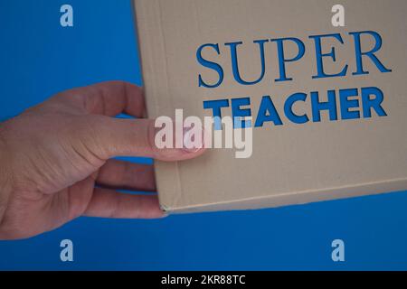Super-Lehrer-Wort mit Pappschachtel. Brauner gefalteter Karton. Stockfoto