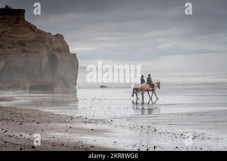 Leute, die am Strand von Kai IWI, in der Nähe von Wanganui, North Island, Neuseeland reiten Stockfoto