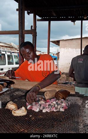 Mitchopo (gegrilltes Fleisch) ist sehr beliebt in RD und Kamalondo (ein Viertel von Luubumbashi) ist bekannt. Stockfoto