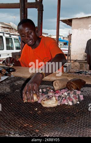 Zubereitung von Ziegenfleisch für Mitchopo, Kamalondo; Provinz Katanga; Lubumbashi; Demokratische Republik Kongo Stockfoto