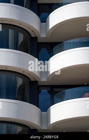 Geschwungene Balkone auf einem Apartmentblock in Oriental Bay, Wellington, Nordinsel, Neuseeland Stockfoto