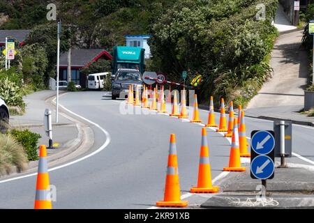 Verkehrskegel neben Baustellen, Houghton Bay, Wellington, Nordinsel, Neuseeland Stockfoto