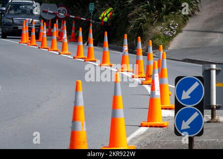 Verkehrskegel neben Baustellen, Houghton Bay, Wellington, Nordinsel, Neuseeland Stockfoto