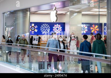 Hongkong, China. 16.. November 2022. Käufer gehen am Apple Store des amerikanischen multinationalen Technologieunternehmens in Hongkong vorbei. (Foto: Sebastian Ng/SOPA Images/Sipa USA) Guthaben: SIPA USA/Alamy Live News Stockfoto