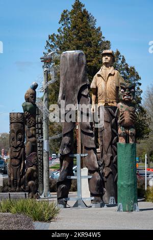 Sprechende Polen, der Pinienmann, geschnitzte hölzerne Statuen in Tokoroa, Waikato, Nordinsel, Neuseeland Stockfoto