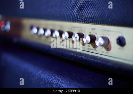 Gitarrenverstärker, Level-Regler, Nahaufnahme. Elektrisches Gitarrenfoto mit Nahaufnahme für Rockmusik. Stockfoto