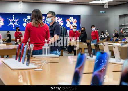 Hongkong, China. 16.. November 2022. Mitarbeiter und Kunden von Apple werden im Apple Store des amerikanischen multinationalen Technologieunternehmens in Hongkong gesehen. (Kreditbild: © Sebastian Ng/SOPA Bilder über ZUMA Press Wire) Stockfoto