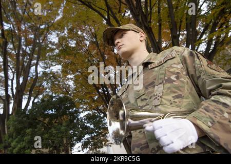 Airman 1. Class Avery Ryan, Mitglied der Ehrengarde der Yokota-Basis, wartet darauf, während einer Retreat Ceremony im Rahmen der Yokota Veterans Day Zeremonie 2022 auf dem Yokota Air Base, Japan, am 10. November 2022 „Taps“ zu spielen. Die Zeremonie umfasste eine Formation mit Mitgliedern der Streitkräfte der US-Streitkräfte sowie Mitgliedern der Japan Self-Defense Force, Veterans of Foreign Wars Post 9555 und lokalen Mädchen- und Pfadfindertruppen. Die Zeremonie diente als Zeit, über diejenigen nachzudenken, die Generationen in der Vergangenheit gedient haben, und an ihre selbstlosen und mutigen Taten im Dienste ihres Landes zu erinnern. Stockfoto