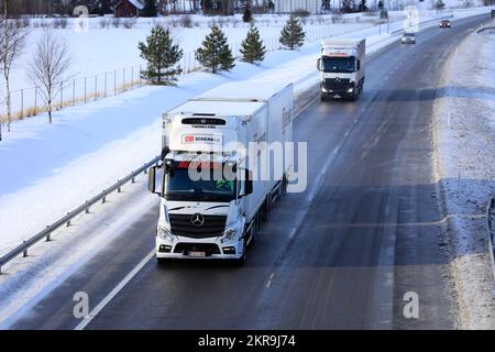 Mercedes-Benz Actros Lkw Hellsberg zieht den temperaturgeregelten DB Schenker Thermo King Anhänger auf der Autobahn. Salo, Finnland. 10. Februar 2022. Stockfoto