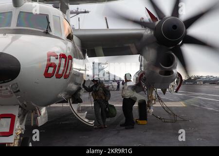 Capt. Paul Lanzilotta, der First-in-Class-Flugzeugträger USS Gerald R. Ford's (CVN 78) Kommandant, nimmt am 10. November 2022 an Bord eines E-2D Hawkeye, der an den „Bear Aces“ des Airborne Command and Control Squadron (VAW) 124 befestigt ist. Übung Silent Wolverine ist eine von den USA geführte kombinierte Trainingsübung, bei der die Fähigkeiten von Flugzeugträgern der Ford-Klasse durch integrierte High-End-Marinekriegsszenarien sowie teilnehmende Verbündete im Ostatlantischen Ozean getestet werden. Die Gerald R. Ford Carrier Strike Group führt ihren ersten Einsatz im europäischen Raum der US Naval Forces of o durch Stockfoto