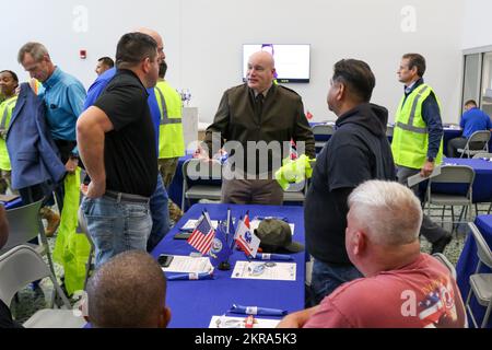 Major General Matthew Baker, Center, kommandierender General, 88. Readiness Division, spricht mit Veteranen während eines Besuchs der von der Kansas City Ford Motor Company betriebenen Zeremonie zu Ehren ihres Dienstes, 10. November 2022. Baker und andere Militärführer aus der Gegend nahmen an der Zeremonie Teil, besichtigten die Anlage und sprachen über die Höhepunkte des Militärdienstes. Stockfoto